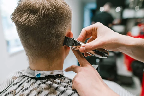 Großaufnahme Wird Einem Kunden Beim Friseur Der Hals Abgeschnitten Friseurin — Stockfoto