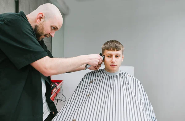 Teenage Boy Siede Sulla Sedia Parrucchiere Taglia Capelli Parrucchiere Professionista — Foto Stock