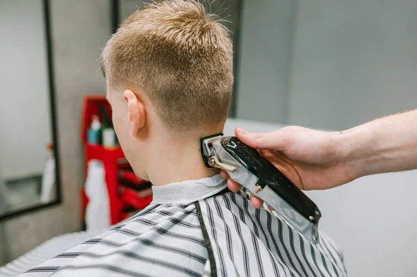 Närbild Foto Frisör Hand Med Klippare Klipper Hår Ung Man — Stockfoto