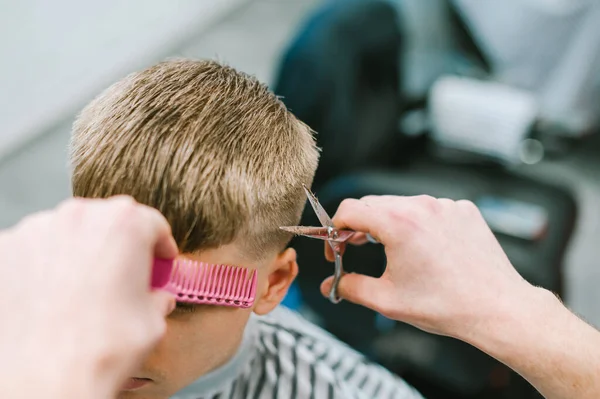 Cabeleireiro Profissional Corta Cabelo Jovem Loiro Com Tesoura Pente Foto — Fotografia de Stock