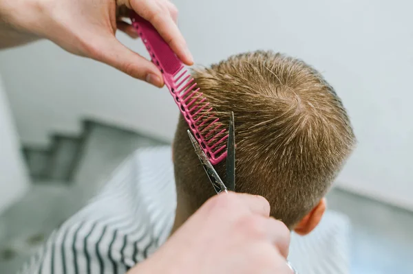 Kapper Knipt Haar Van Man Met Blond Haar Met Schaar — Stockfoto