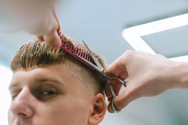 Foto Primo Piano Barbiere Ritaglia Capelli Del Giovane Cliente Con — Foto Stock