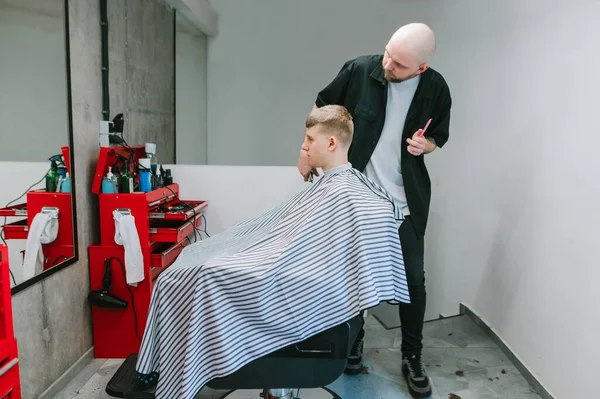 Barber Knipt Een Jonge Klant Een Kappersstoel Jongeman Doet Stijlvol — Stockfoto