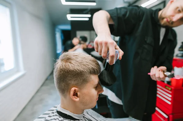 Kapper Borstelt Haar Haar Met Het Haar Van Een Jonge — Stockfoto