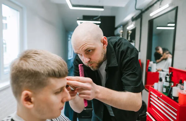 Professionelle Friseure Konzentrieren Sich Darauf Einem Jungen Kunden Die Haare — Stockfoto