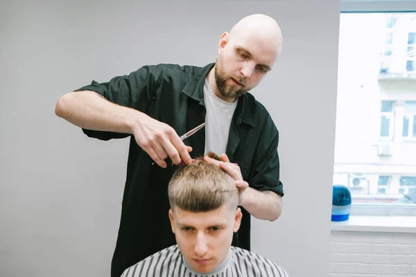Barberaren Svart Skjorta Klipper Blond Pojkes Hår Med Sax Och — Stockfoto