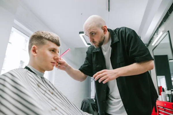 Barber Coupe Jeune Client Dans Une Chaise Coiffeur Jeune Homme — Photo