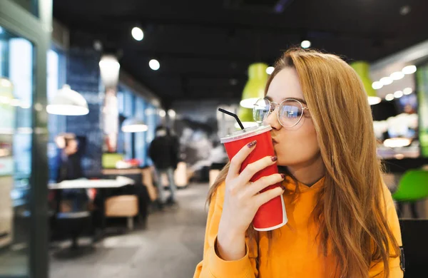 Cute Girl Casual Clothes Glasses Sits Fast Food Restaurant Kisses — Stock Photo, Image