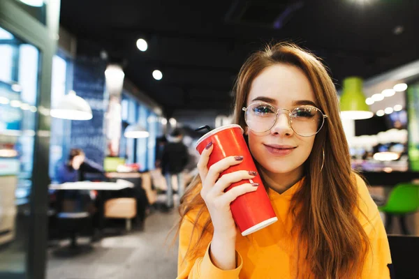 Nahaufnahme Foto Von Attraktiven Mädchen Mit Einem Glas Limo Der — Stockfoto