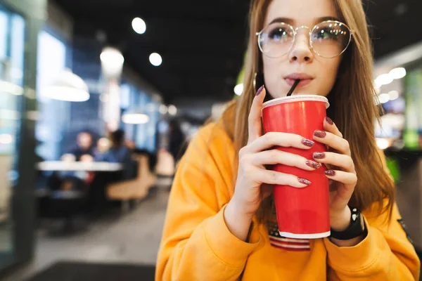 Nahaufnahme Foto Attraktives Mädchen Trinkt Cola Röhrchen Aus Rotem Glas — Stockfoto