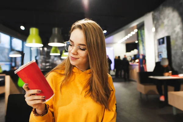 Pretty Girl Orange Casual Casual Clothes Glasses Sits Cafe Red — Stockfoto