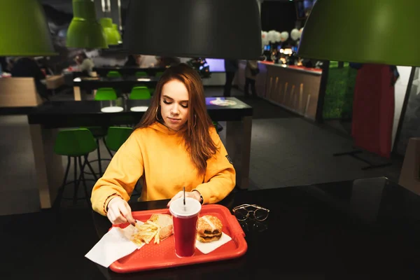 Hübsches Mädchen Orangefarbenem Pullover Das Junk Food Café Isst Pommes — Stockfoto