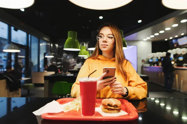 Chica Encantadora Suéter Naranja Sienta Una Mesa Café Con Una — Foto de Stock
