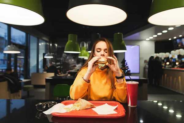 Hübsche Dame Lässiger Kleidung Isst Burger Und Pommes Trinkt Cola — Stockfoto