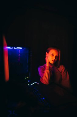 Geceleri bilgisayar başında çalışan çekici bir kız ve ciddi bir yüzle kameraya bakıyor. Gündelik elbiseli güzel bayan evdeki masasına oturur ve kameraya poz verir. Dikey