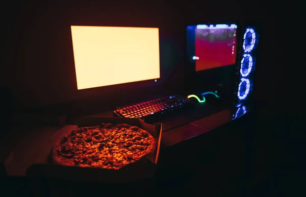 Achtergrond Pizzadoos Staat Werkvloer Van Gamer Bureau Met Computer Rode — Stockfoto