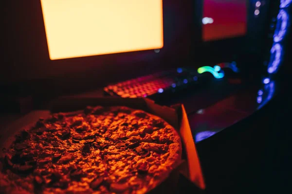 Caja Pizza Encuentra Lugar Trabajo Con Computadora Noche Comida Rápida — Foto de Stock