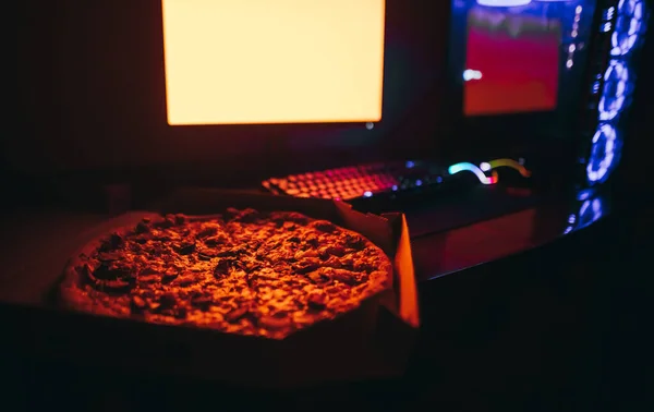 Caja Deliciosos Puestos Pizza Caliente Una Mesa Sobre Fondo Computadora — Foto de Stock