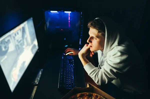 Stresli Genç Adam Sıradan Giysiler Içinde Evde Bilgisayar Oyunları Oynuyor — Stok fotoğraf