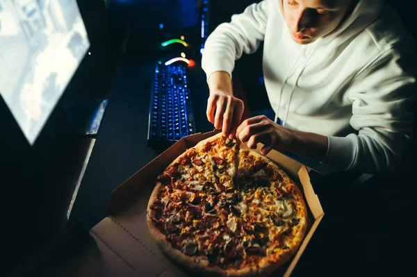 Oyuncu Geceleri Bilgisayarın Başına Oturur Pizza Dağıtır Adam Bilgisayarın Yanındaki — Stok fotoğraf