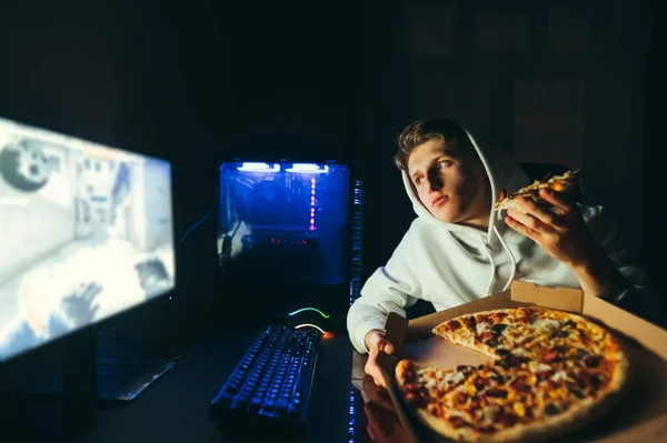 Retrato Jovem Bonito Com Capuz Sentado Computador Casa Noite Assistindo — Fotografia de Stock