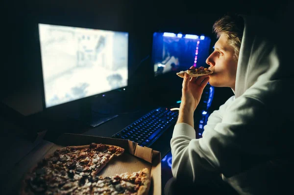 Hongerige Gamer Casual Kleding Zit Nachts Achter Zijn Computer Speelt — Stockfoto