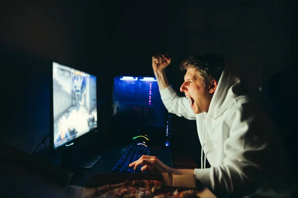 Angry Young Gamer Sits Night Plays Video Games Computer Runs — Stock Photo, Image