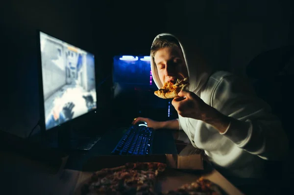 Gamer Witte Hoodie Zit Nachts Achter Computer Bijt Een Verrukkelijk — Stockfoto