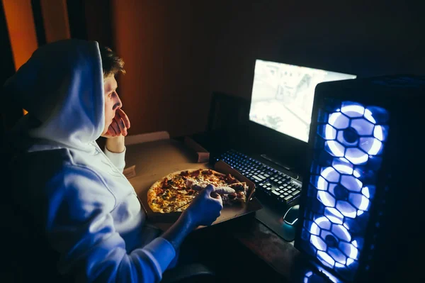 Geceleri Pizza Yiyen Bilgisayar Ekranına Bakan Konsantre Genç Adamın Portresi — Stok fotoğraf
