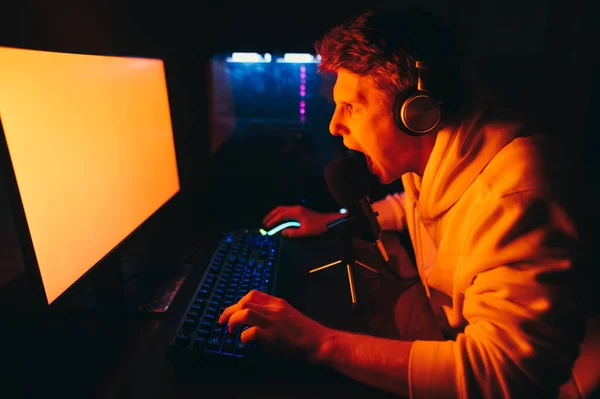 Retrato Jovem Fones Ouvido Jogando Videogames Computador Noite Emocionalmente Gritando — Fotografia de Stock