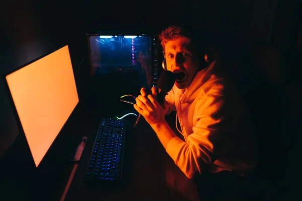 Duygusal Oyuncular Geceleri Bilgisayar Başında Oturur Kameraya Bakar Mikrofona Acımasızca — Stok fotoğraf
