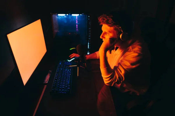 Kırmızı Işıkta Konsantre Olmuş Genç Bir Adamın Portresi Bilgisayar Ekranına — Stok fotoğraf