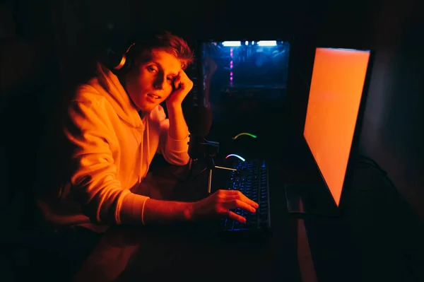 Νυσταγμένος Νεαρός Που Κάθεται Νύχτα Στον Υπολογιστή Και Κοιτάζει Την — Φωτογραφία Αρχείου