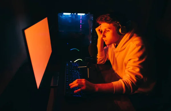 Junger Mann Mit Kopfhörern Und Lässiger Kleidung Spielt Videospiele Computer — Stockfoto