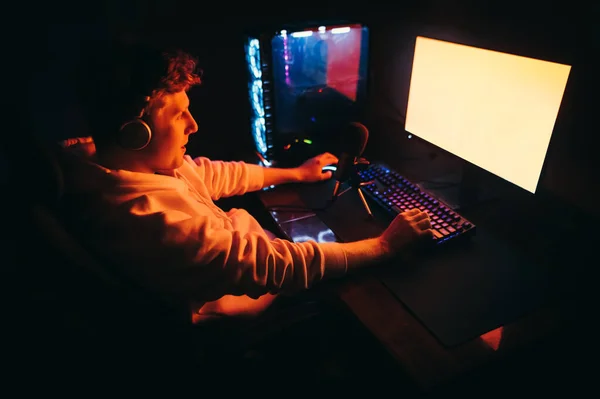 Kulaklıklı Genç Oyuncu Gece Evde Video Oyunu Oynuyor Mikrofona Konuşuyor — Stok fotoğraf