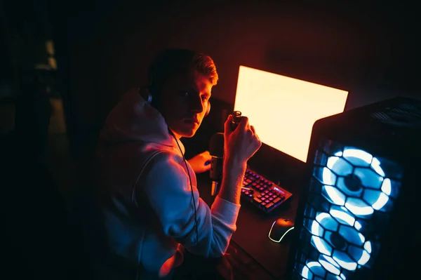 Retrato Jovem Sério Roupas Casuais Senta Seu Computador Noite Quarto — Fotografia de Stock