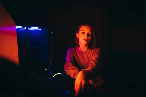 Een Aantrekkelijk Meisje Zit Achter Een Bureau Een Computer Poseert — Stockfoto