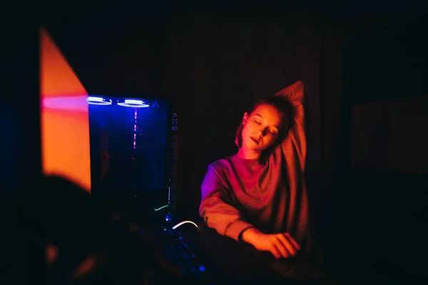 Retrato Uma Menina Bonita Roupas Casuais Sentada Noite Uma Mesa — Fotografia de Stock