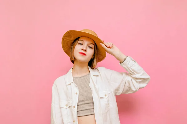 Retrato Menina Bonita Roupas Verão Isolado Fundo Rosa Olhando Para — Fotografia de Stock