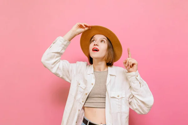 Menina Surpresa Roupas Leves Chapéu Isolado Fundo Rosa Olha Para — Fotografia de Stock