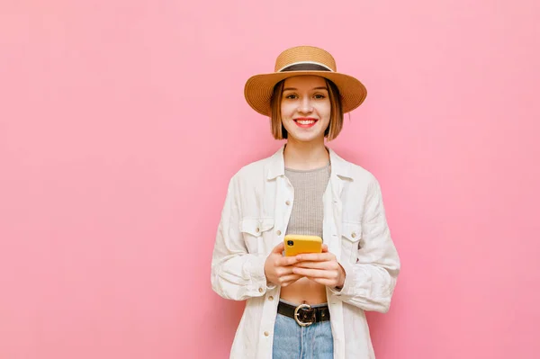 Menina Feliz Chapéu Sol Linha Roupas Leves Fica Com Smartphone — Fotografia de Stock