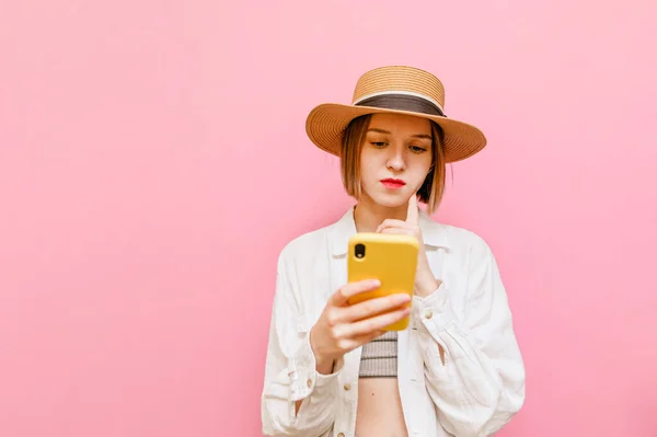 Señora Pensativa Sombrero Ropa Vacaciones Pie Con Teléfono Inteligente Las — Foto de Stock