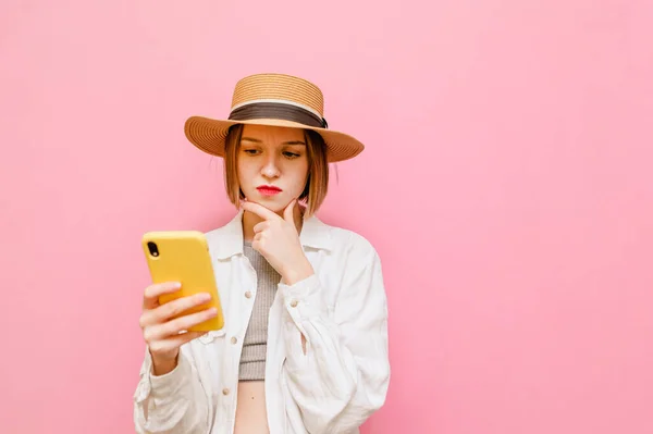 Chica Reflexiva Sombrero Camisa Parte Superior Levanta Sobre Fondo Rosa — Foto de Stock