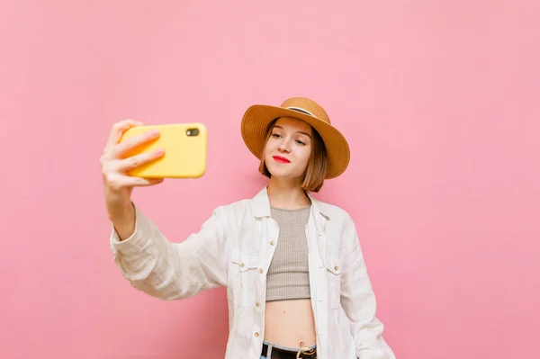 Chica Feliz Turista Ropa Ligera Sombrero Hace Selfie Sobre Fondo — Foto de Stock