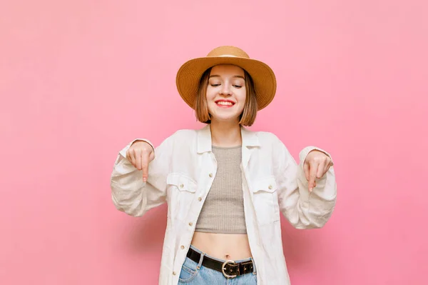 Senhora Sorridente Chapéu Roupas Leves Isoladas Fundo Rosa Mostra Olha — Fotografia de Stock