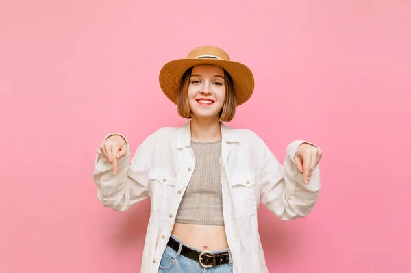 Menina Turística Feliz Roupas Leves Chapéu Olha Para Câmera Com — Fotografia de Stock