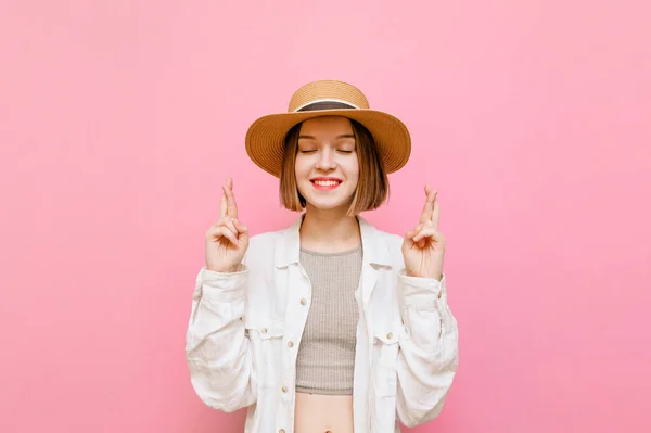 Šťastná Dívka Lehkém Oblečení Klobouku Stojí Růžovém Pozadí Přeje Něco — Stock fotografie