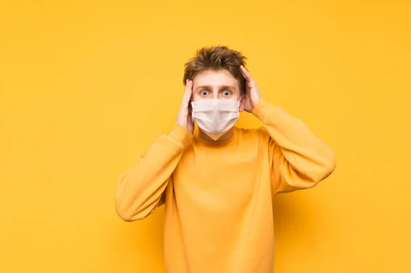 Retrato Joven Sorprendido Con Una Máscara Médica Sobre Fondo Amarillo — Foto de Stock