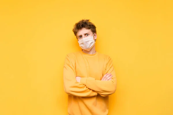 Ritratto Ragazzo Emotivo Con Una Maschera Medica Una Felpa Gialla — Foto Stock