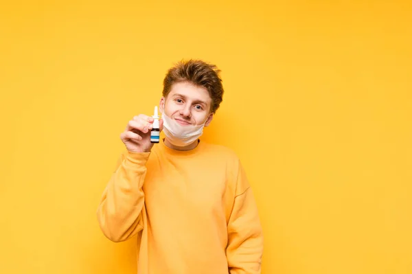 Een Grappige Man Met Een Verwijderd Masker Staat Een Gele — Stockfoto